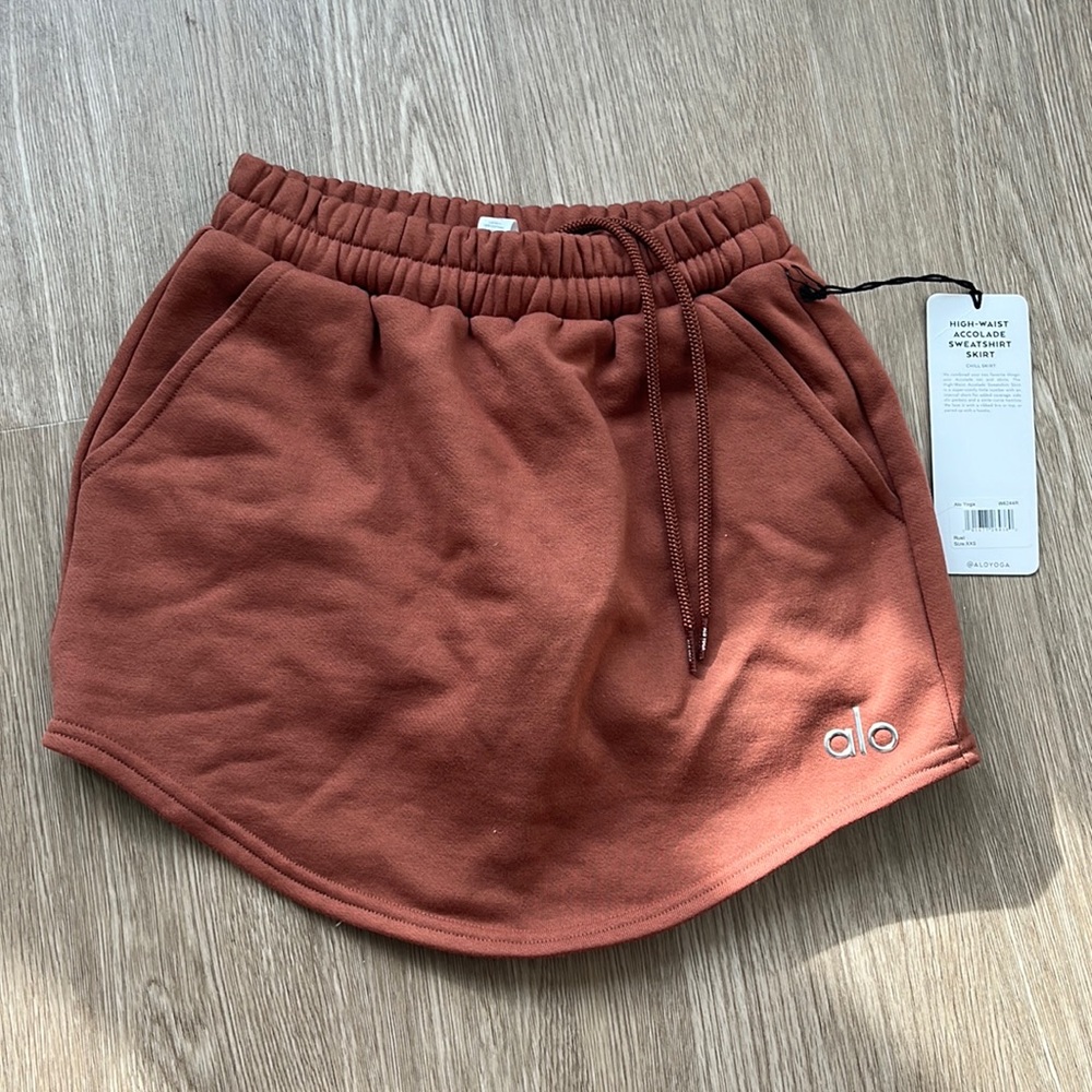 Alo high-waist accolade sweatshirt skirt in color rust. Size xxs. Brand new